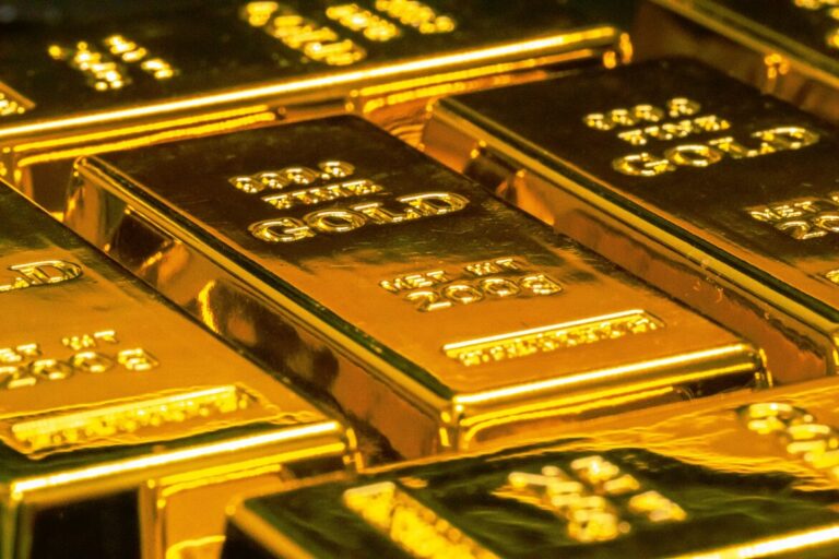 Gold and Silver Extend Rally as Bitcoin Pauses Ahead of Fed Decision
