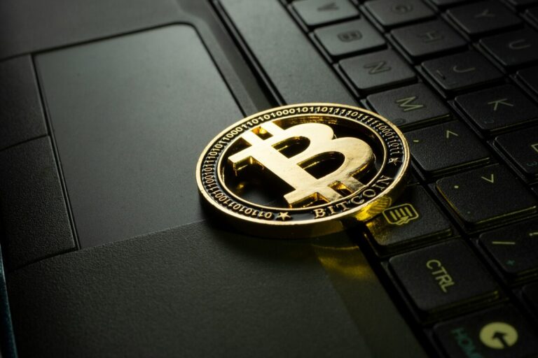 Tom Lee Sees January Bitcoin Breakout, Flags Turbulence Ahead in 2026