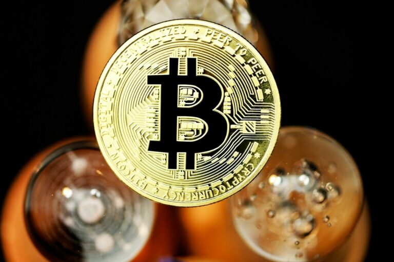 Bitcoin-Nasdaq Divergence Flags Liquidity Concerns, Says Arthur Hayes