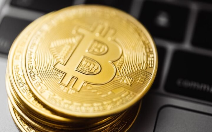 Strategy Stock Outpaces Bitcoin With 25% Surge, Hinting at Possible BTC Bottom