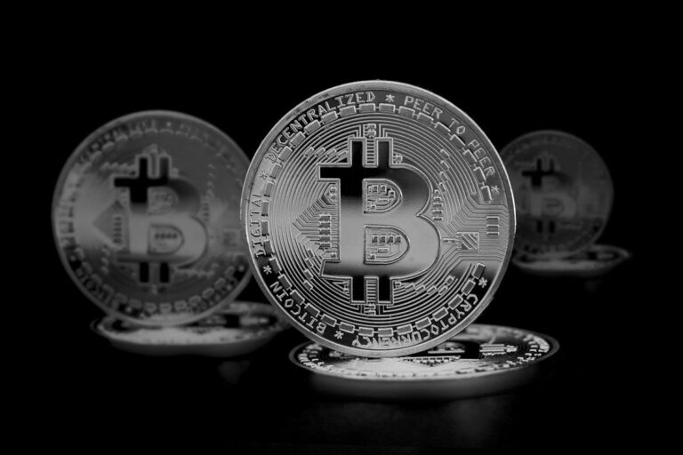 Bitcoin Eyes $100K Milestone as Strategy’s STRC Reclaims Par and Stablecoin Dominance Wanes