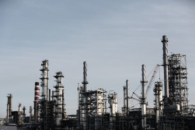 Bitcoin and Nasdaq Futures Rally as Oil Crashes 6% on Iran Peace Hopes