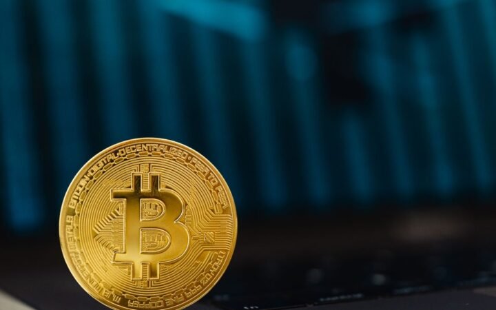 Saylor Blames AI for Bitcoin’s Crash, but Arca Calls It ‘Nonsense’