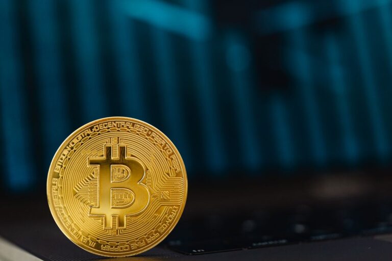Saylor Blames AI for Bitcoin’s Crash, but Arca Calls It ‘Nonsense’