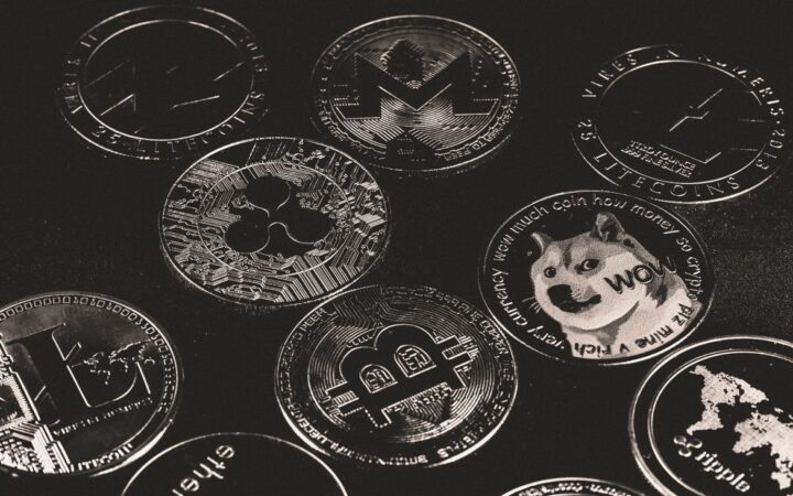 Solana Captures 95% of Tokenized Equity Volume Amid Fierce SOL Bottom Debate