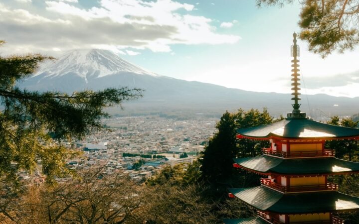 Former BOJ Official Warns Policy Rates Could Cross 2% to Combat Currency Slide