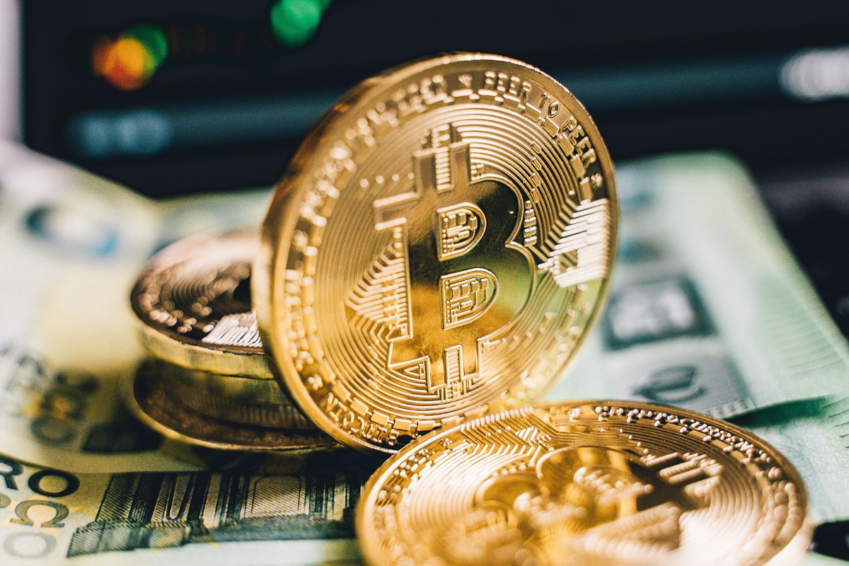Bitcoin Rebounds Near $83,000 After Trump’s Iran Pledge