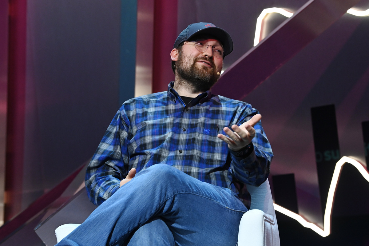 Charles Hoskinson Challenges Vitalik Buterin’s AI Cryptography Warning