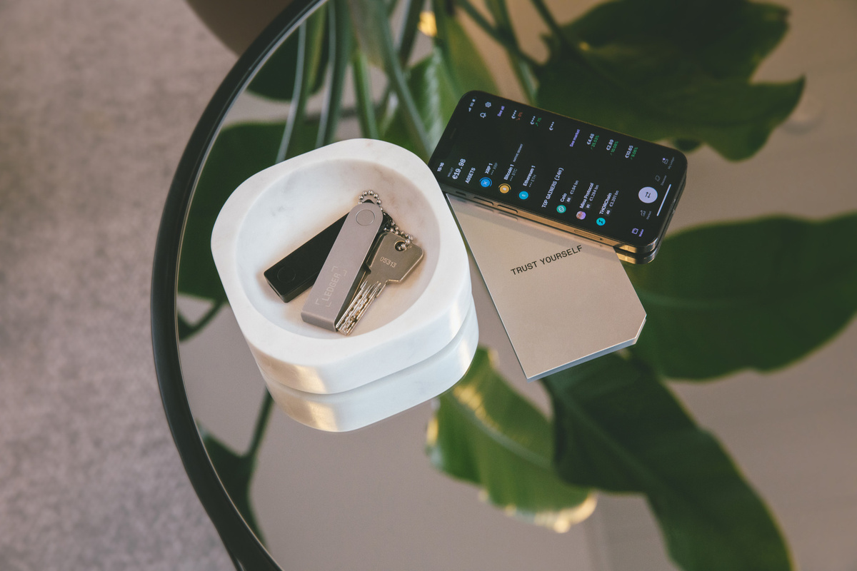 Ledger Warns CryptoBilis Buyers as Analyst Fears Wider Losses